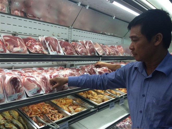 Người dân băn khoăn trước việc lựa chọn các loại thịt lợn. 