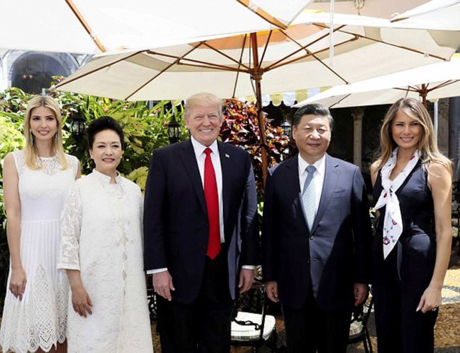 Ivanka Trump (ngoài cùng, bên trái) chụp cùng Chủ tịch Trung Quốc Tập Cận Bình (thứ hai từ phải sang) và phu nhân (thứ hai từ trái sang) nhân dịp ông Tập sang Mỹ. Ảnh: x17online. 
