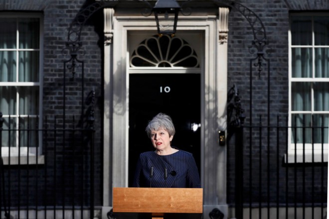 Bà Theresa May phát biểu bên ngoài văn phòng thủ tướng ở London. Ảnh: Reuters.