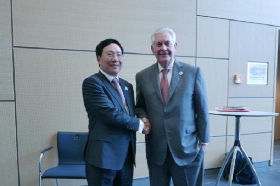 Phó thủ tướng, Bộ trưởng Ngoại giao Phạm Bình Minh (trái) gặp gỡ Ngoại trưởng Mỹ Rex Tillerson bên lề Hội nghị Bộ trưởng Ngoại giao Nhóm G20 tại Bonn, Đức. Ảnh: TTXVN.