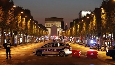 Hiện trường vụ tấn công tối 20/4 ở trung tâm Paris. Ảnh: AP