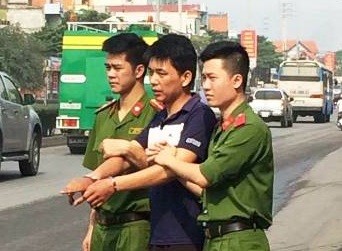 Ngày 21/4, nghi phạm Phạm Thành Chung dựng lại hiện trường vụ cướp.