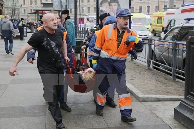 Lực lượng cứu hộ chuyển nạn nhân vụ nổ ở ga tàu điện ngầm Học viện kỹ thuật thành phố Saint Petersburg ngày 3/4. 