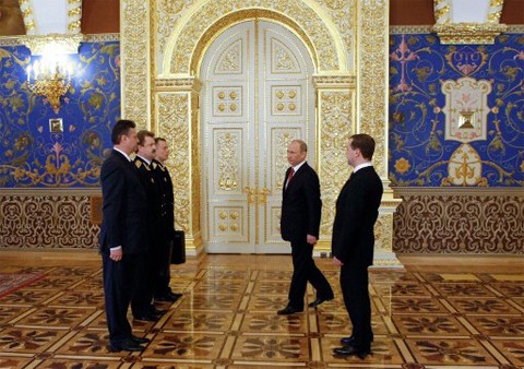 Tổng thống Nga Vladimir Putin nhận valy Cheget tại điện Kremlin năm 2012. Ảnh: AFP.