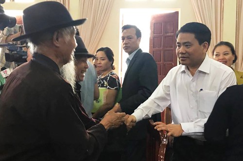 Chủ tịch Nguyễn Đức Chung kết thúc cuộc nói chuyện và bắt tay các cụ cao niên trong xã.