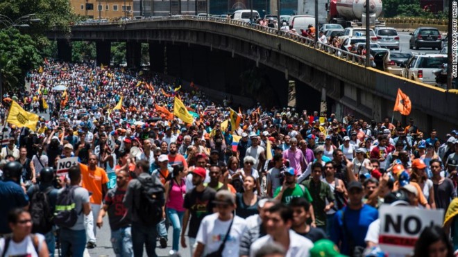 Người dân Venezuela biểu tình phản đối chính phủ do tình trạng mất giá đồng tiền và thiếu thốn lương thực, thuốc men trầm trọng. Ảnh: CNN.