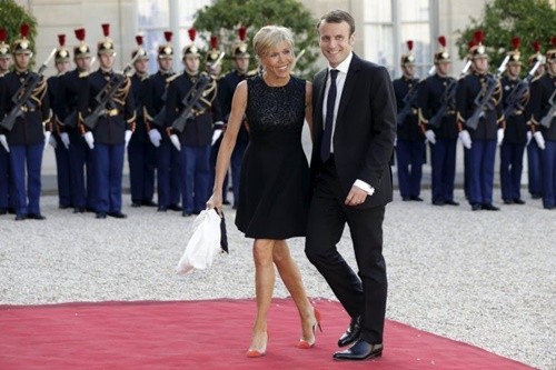 Ông Emmanuel Macron và vợ, bà Brigitte Trogneux, tới tham dự một sự kiện tại Điện Elysee hồi năm 2015. Ảnh: Reuters