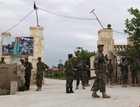 Binh sĩ Afghanistan canh gác lối vào trụ sở quân đội ở Mazar-e Sharif hôm 21-4 sau vụ tấn công. Ảnh: Reuters