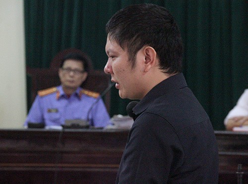 Bị cáo Nguyễn Văn Tiến bật khóc tại tòa, xin được giảm nhẹ hình phạt. 
