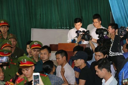 Hình ảnh Phó Chánh án TAND cấp cao tại Hà Nội đọc lời xin lỗi trong sự hỗn loạn. 