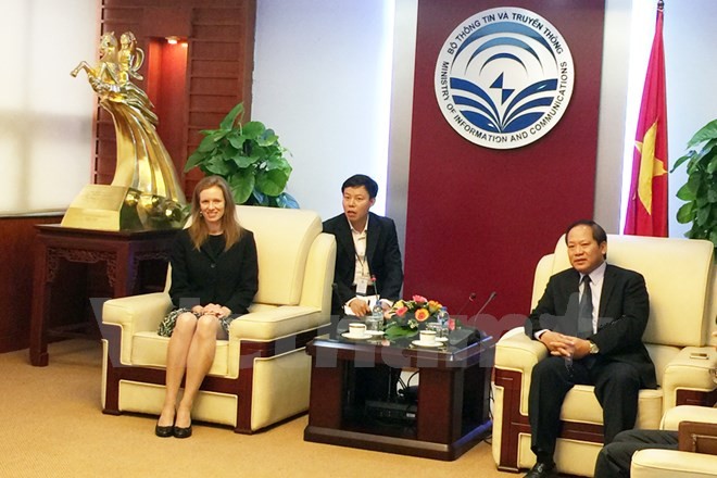 Bộ trưởng Trương Minh Tuấn (phải) và đại diện cấp cao của Facebook trong buổi làm việc. 