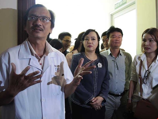Bộ trưởng Bộ Y tế Nguyễn Thị Kim Tiến đang kiểm tra một phòng khám có yếu tố nước ngoài. 