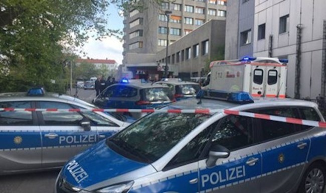 Cảnh sát Berlin phong tỏa hiện trường vụ nổ súng. Ảnh: Express