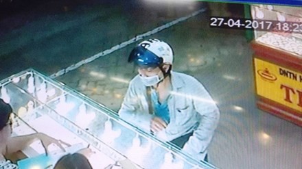 Camera an ninh ghi lại hình ảnh nam thanh niên vờ hỏi mua nữ trang để cướp vàng. 