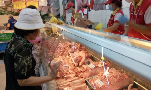 Giá bán thịt tại các siêu thị có giảm so với trước, nhưng không nhiều. 