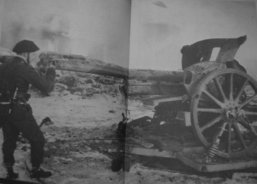 "Jack Điên" kiểm tra một khẩu pháo thu giữ sau trận đánh. Ảnh: Wikipedia.