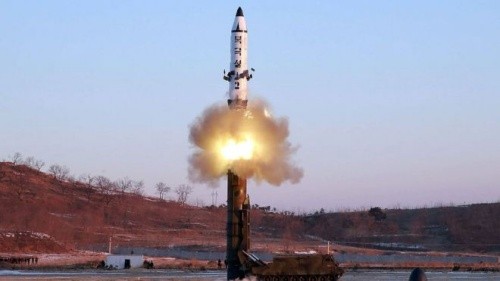 Một vụ phóng tên lửa đạn đạo tầm trung của Triều Tiên. Ảnh: KCNA
