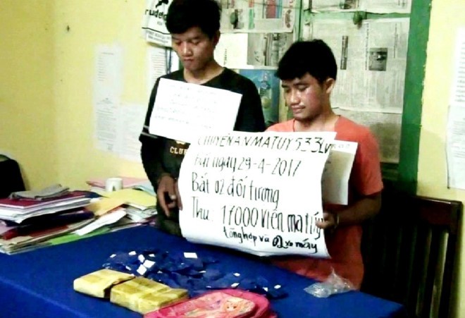 Hai thanh niên Lào cùng tang vật là 17.000 viên ma túy tổng hợp. Ảnh: BĐBP Quảng Bình.