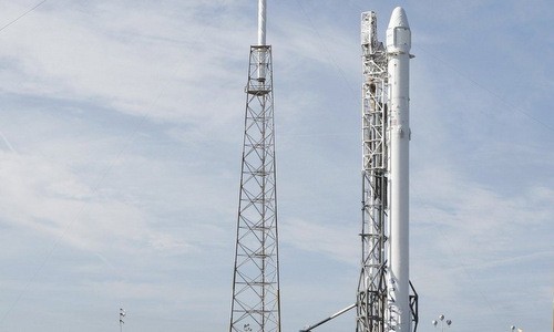 Tên lửa Falcon 9 chở theo NROL-76. Ảnh: AP.