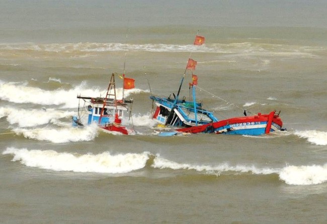 Tàu cá Bình Định bị tàu nước ngoài đâm chìm, một người tử vong