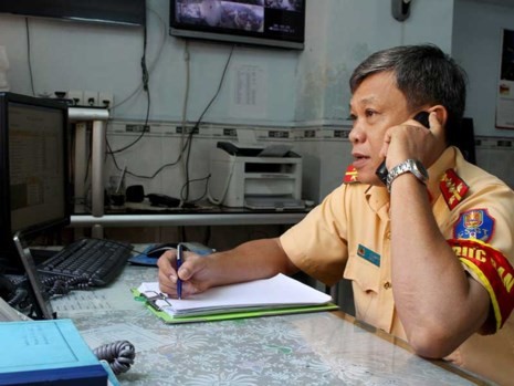 Đại úy Lê Kim Tùng, trực ban của PC67, đang tiếp nhận thông tin qua đường dây nóng. 