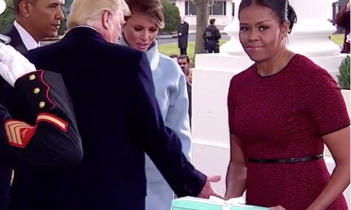 Ánh mắt gây nhiều đồn đoán của bà Michelle trong ngày Trump nhậm chức.