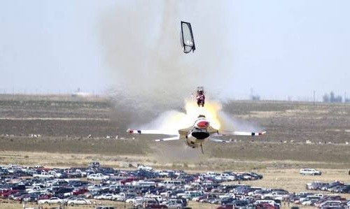Phi công thoát hiểm ngay trước khi chiếc F-16 đâm xuống đất. Ảnh: Reddit.