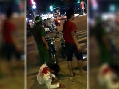 Hai thanh niên bê bết máu sau vụ hỗn chiến - Ảnh cắt từ clip