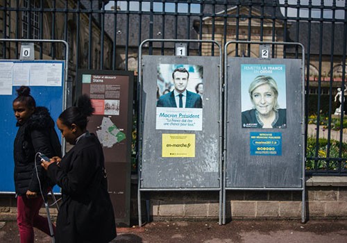 Áp phích tranh cử của hai ứng viên Tổng thống Pháp Emmanuel Macron và Marine Le Pen ở vùng ngoại ô Paris. Ảnh: New York Times