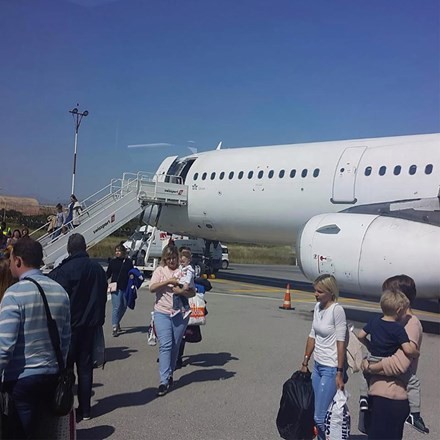 Hành khách hoảng loạn rời khỏi máy bay sau sự cố.