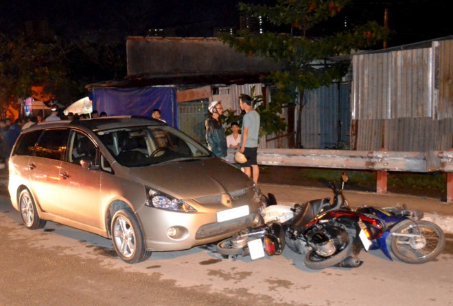 Chiếc ôtô tông vào 3 xe máy trên đường Trần Não. 