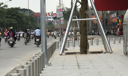 Hàng rào cọc sắt cao kéo dài cả trăm mét trên đường Trường Chinh - Lê Trọng Tấn.
