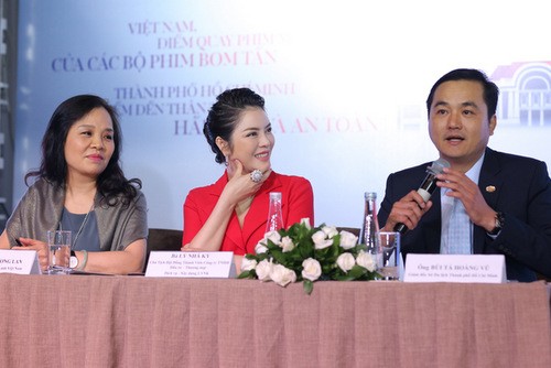 Tư trái qua: Bà Ngô Phương Lan - Cục trưởng Cục Điện ảnh Việt Nam, Lý Nhã Kỳ và ông Bùi Tá Hoàng Vũ - Giám đốc Sở Du lịch TP HCM tại họp báo chiều 9/5. 