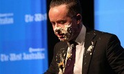 CEO Qantas bị úp bánh kem vào mặt khi phát biểu