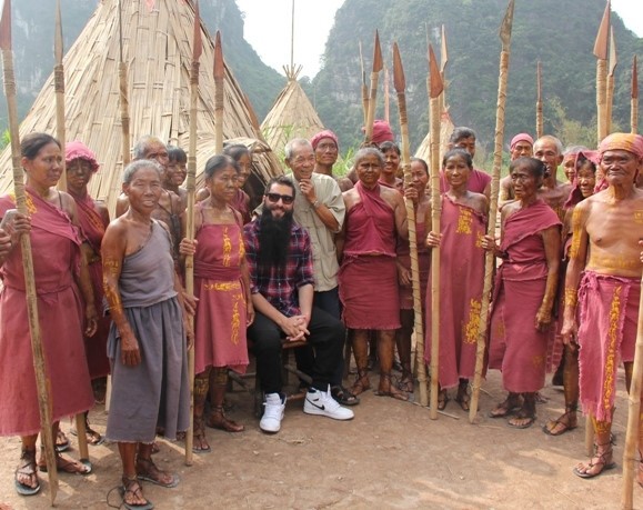 Đạo diễn Jordan chụp ảnh với những diễn viên quần chúng đóng vai thổ dân trong phim. Ảnh: TN.