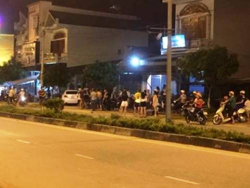 Quán karaoke Gió Lộng nơi xảy ra vụ việc nằm ở Trung tâm thị trấn Đầm Hà, huyện Đầm Hà. 