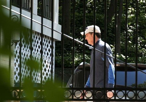 Ông James Comey được trông thấy trước cửa nhà riêng ở Washington sau khi bị Tổng thống Donald Trump sa thải ngày 9/5. Ảnh: AP 