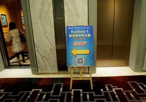 Tấm biển quảng cáo về hội thảo đầu tư vào dự án bất động sản của gia đình Kushner đặt tại sảnh khách sạn ở Thượng Hải, Trung Quốc. Ảnh: Reuters