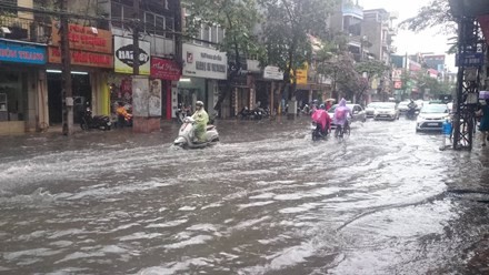 Nhiều đường ở Hà Nội ngập nặng, ùn tắc sau cơn mưa lớn