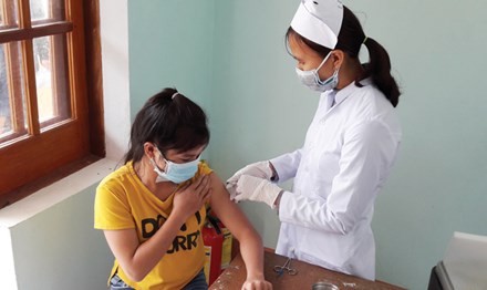 Tiêm phòng bạch hầu cho học sinh tại huyện Tây Giang sau khi xảy ra dịch bệnh gây chết người.