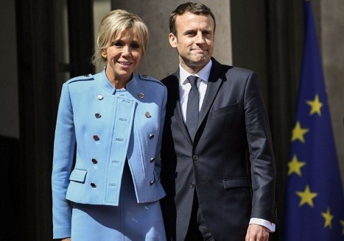 Vợ chồng tân tổng thống Pháp trong lễ nhậm chức hôm qua. Ảnh: AFP