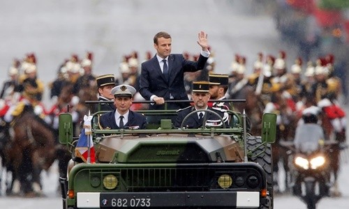 21 phát đại bác chào mừng tân Tổng thống Pháp