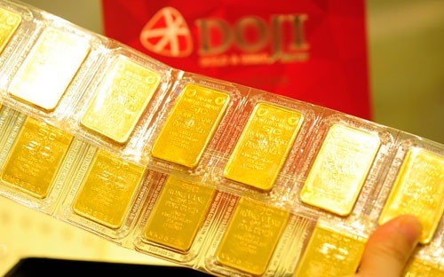 Giá vàng trong nước đắt hơn thế giới khoảng 2,8 triệu đồng mỗi lượng.