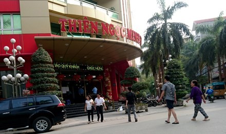Nhiều người đến trụ sở của Thiên Ngọc Minh Uy để xin chấm dứt hợp đồng. 