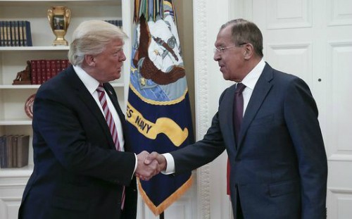 Tổng thống Mỹ Donald Trump và Ngoại trưởng Nga Sergei Lavrov tại Nhà Trắng. Ảnh: AFP