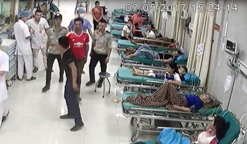 Hình ảnh camera ghi lại một vụ côn đồ quậy phá bệnh viện của Phú Thọ.
