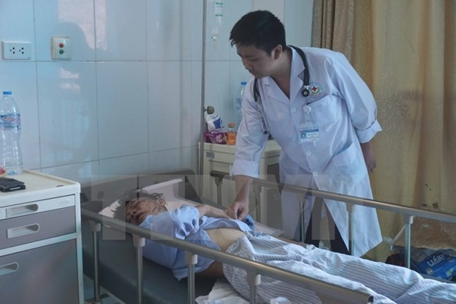 Bác sỹ Bệnh viện Đa khoa tỉnh Bắc Ninh thăm khám cho nạn nhân Nguyễn Thành Đạt. 