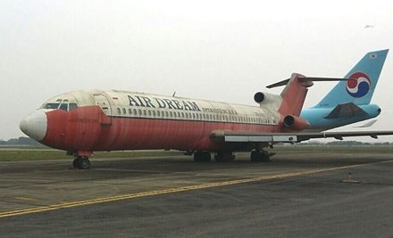 Máy bay Boeing đã bị hư hỏng nặng sau nhiều năm bị bỏ rơi ở sân bay Nội Bài. 