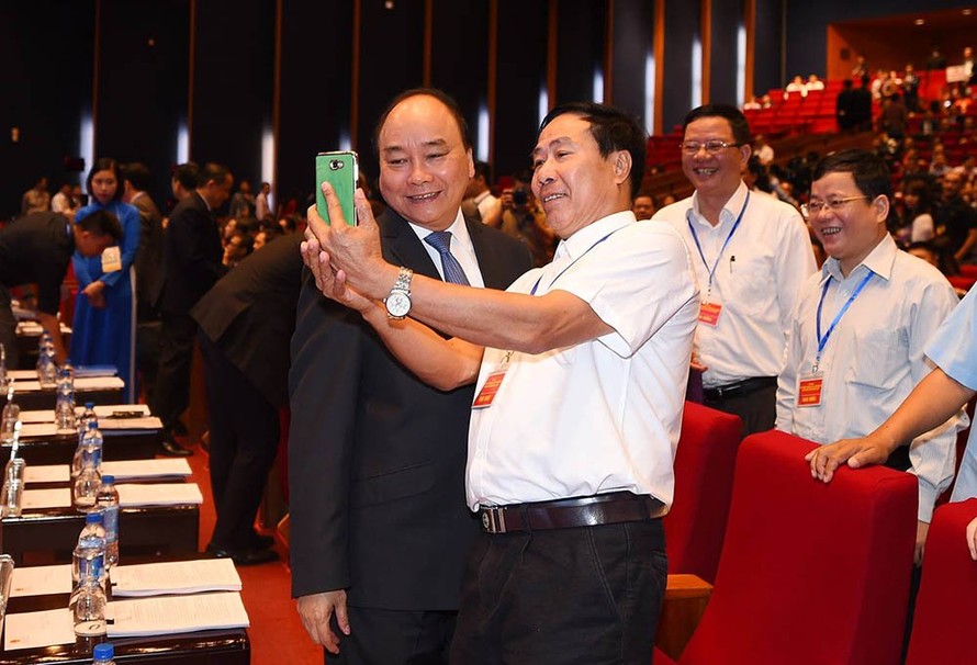Khi Thủ tướng vui vẻ ‘selfie’ cùng doanh nhân