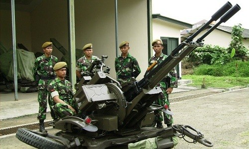 Một khẩu pháo Giant Bow của quân đội Indonesia. Ảnh: Military